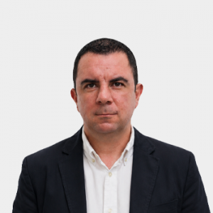 Fotografía frontal del profesor Juan Camilo Ledmez Peralta