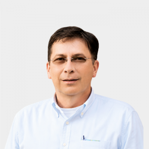 Fotografía frontal del profesor Luis Carlos Gómez Flórez