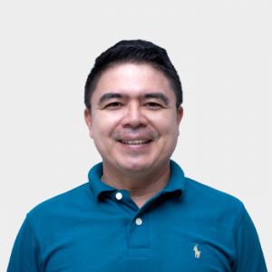 Fotografía frontal del profesor Luis Eduardo Baustista