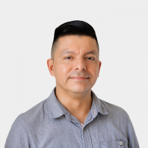 Fotografía frontal del profesor Milton Fernando Dionicio Lozano