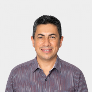 Photo in foreground; professor Oscar Quiroga centered with a white background.