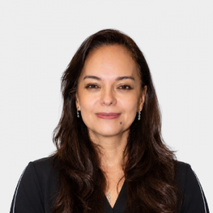 Fotografía frontal de la profesora Piedad Arenas Diaz