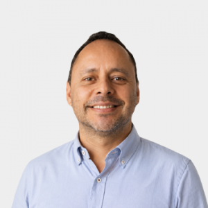 Fotografía frontal del profesor Rafael Angarita Cáceres