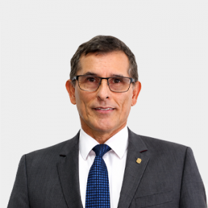 Fotografía frontal del profesor Samuel Fernando Muñoz Navarro