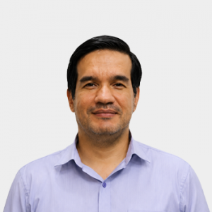 Fotografía frontal del profesor Urbano Gómez Prada