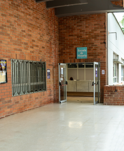 Fachada de entrada de la Escuela