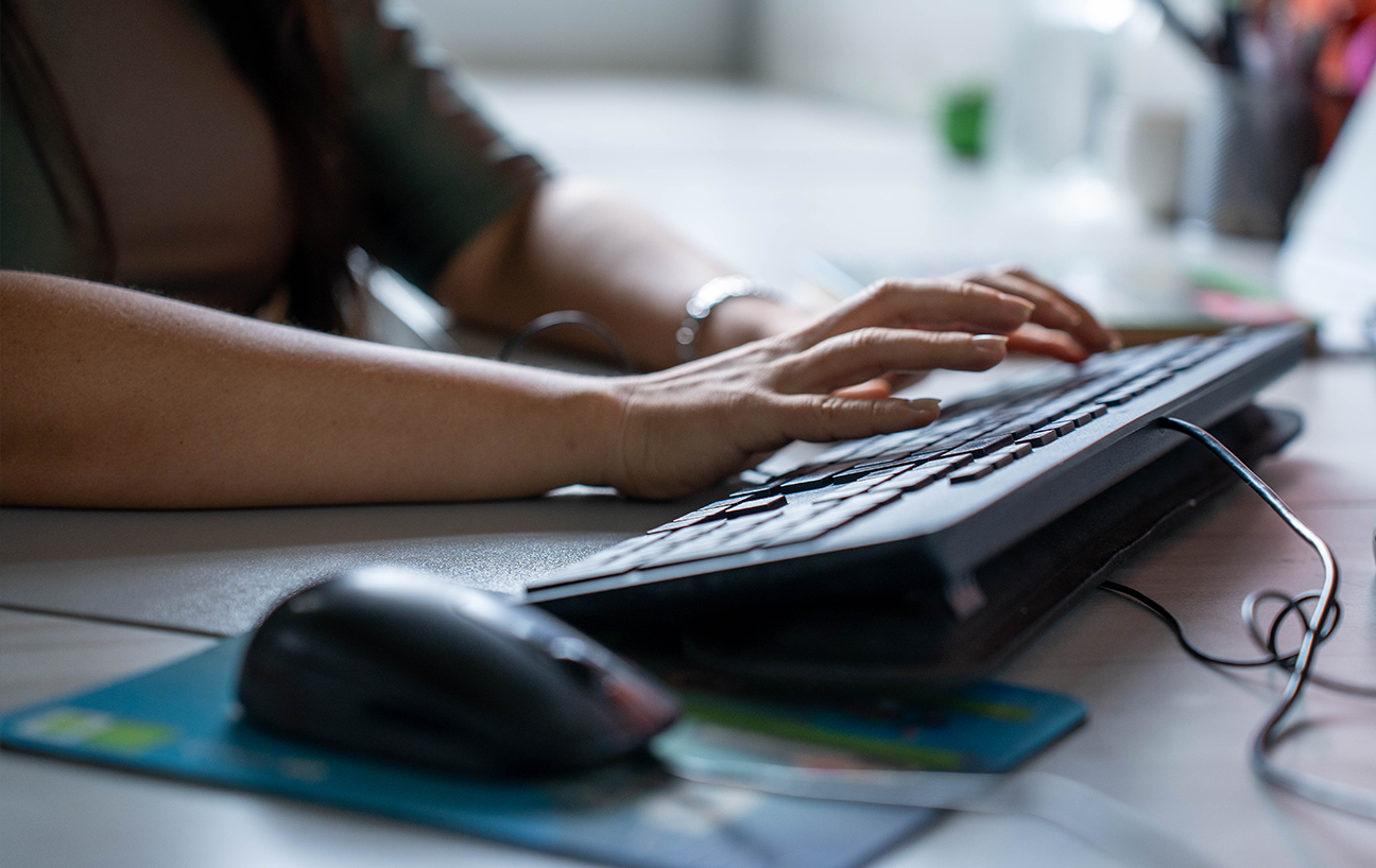 Primer plano de manos escribiendo en teclado
