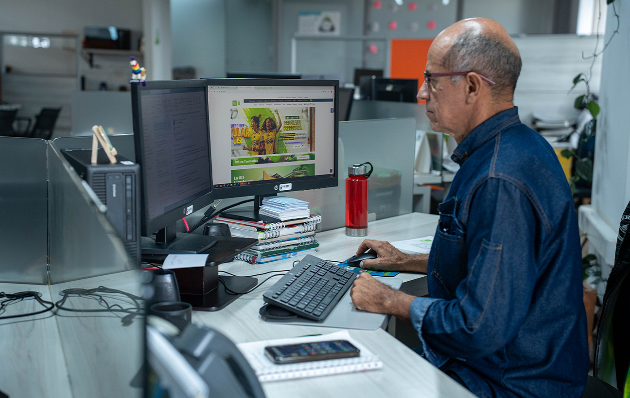 Funcionario trabajando en escritorio