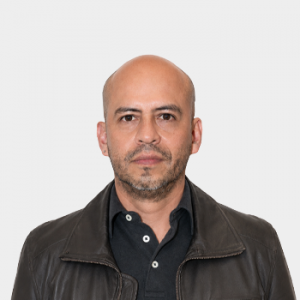 Fotografía frontal del profesor Luis Fernando Arevalo