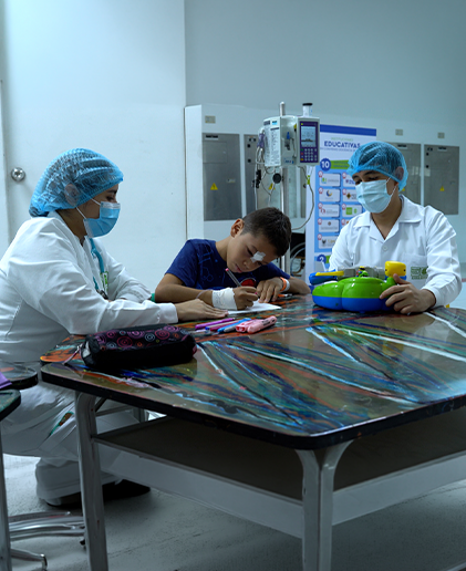 Estudiantes trabajando con niño