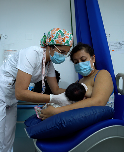 Estudiante enseñando sobre maternidad