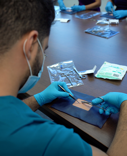 Student learning to perform sutures