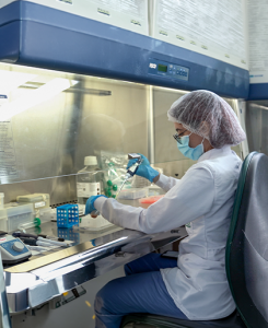 Estudiante trabajando con equipo de laboratorio