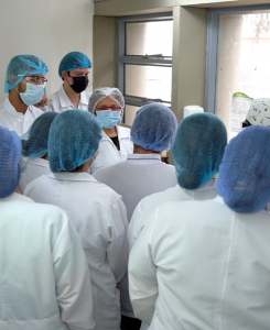 Profesora dictando clase en laboratorio