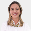 La foto fue tomada en primer plano, fondo blanco y la funcionaria Liliana del Pilar Castro está situado en el centro.