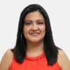 Ana María Loaiza Giraldo – 01 La foto fue tomada en primer plano, fondo blanco y la profesora Ana María Loaiza Giraldo está situada en el centro.