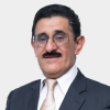 Fotografía frontal del profesor Emiliano Ariza León