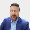 Francisco Alberto Velandia Patiño La foto fue tomada en primer plano, fondo blanco y el profesor Francisco Alberto Velandia Patiño está situado en el centro.