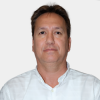 Juan Benjamín Duarte Duarte – 01 Se presenta al público general y la comunidad educativa al profesor de la Escuela de Estudios Industriales y Empresariales, Juan Benjamín Duarte Duarte. Doctor en Finanzas de Empresas. La foto fue tomada en primer plano, fondo blanco y el profesor está situado en el centro.