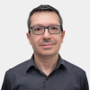 Mauricio Rincón Ortiiz – 01 La foto fue tomada en primer plano, fondo blanco y el profesor Mauricio Rincón está situado en el centro.