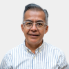 La foto fue tomada en primer plano, fondo blanco y el profesor Miller Salas Rondón está situado en el centro.